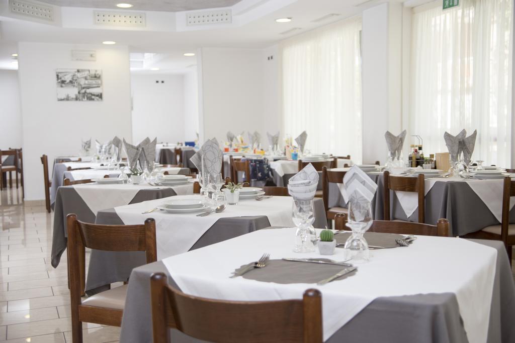 Hotel Silvia Misano Adriatico Esterno foto