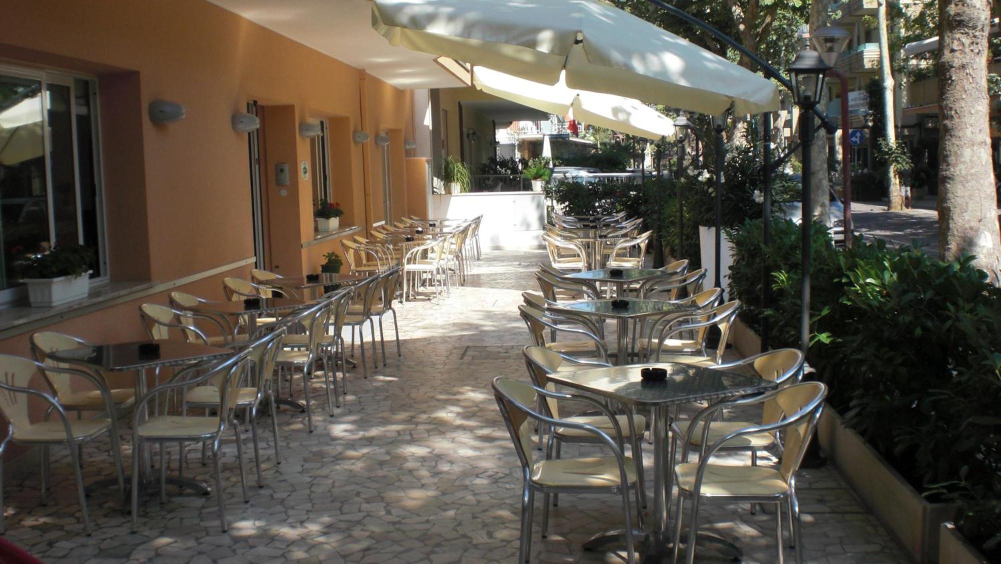 Hotel Silvia Misano Adriatico Esterno foto