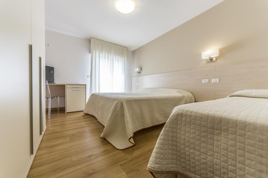Hotel Silvia Misano Adriatico Esterno foto