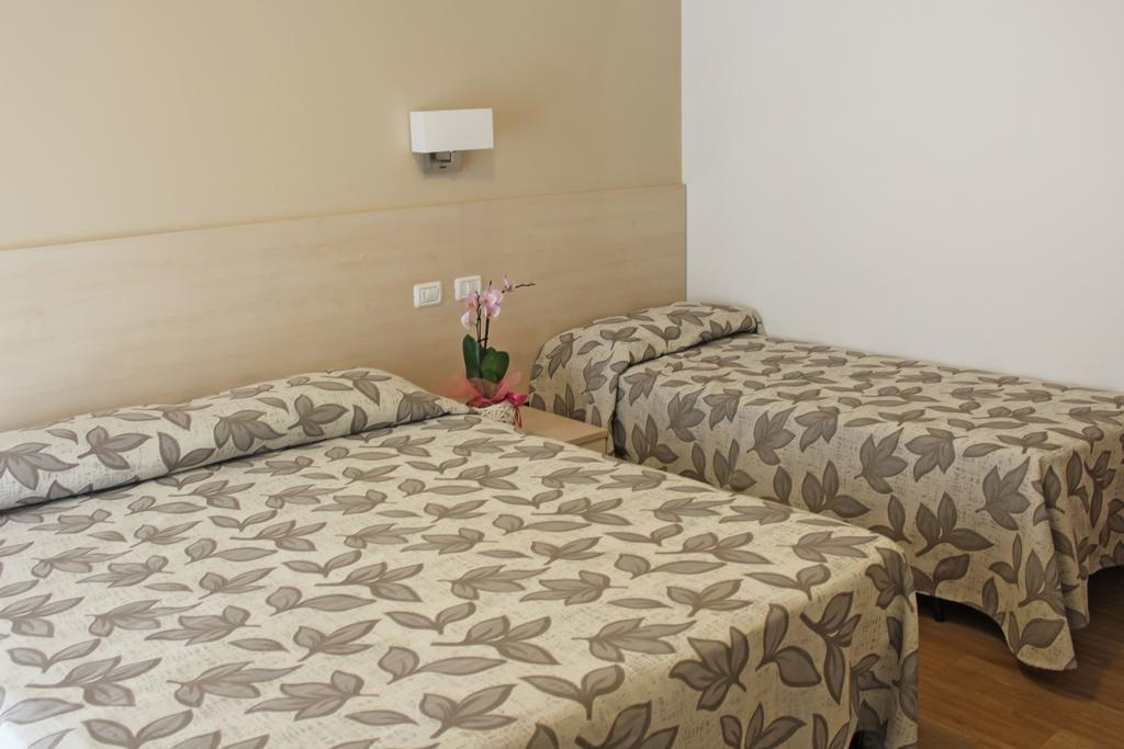 Hotel Silvia Misano Adriatico Esterno foto