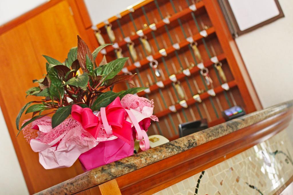 Hotel Silvia Misano Adriatico Esterno foto