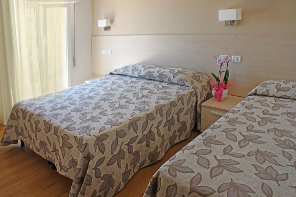Hotel Silvia Misano Adriatico Esterno foto