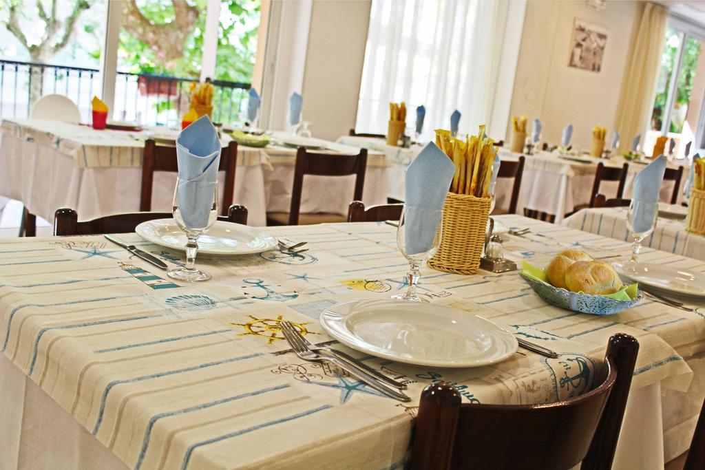 Hotel Silvia Misano Adriatico Esterno foto