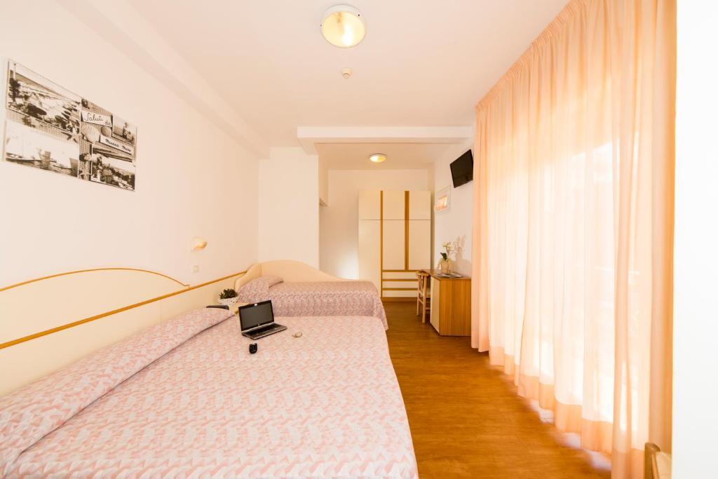 Hotel Silvia Misano Adriatico Camera foto